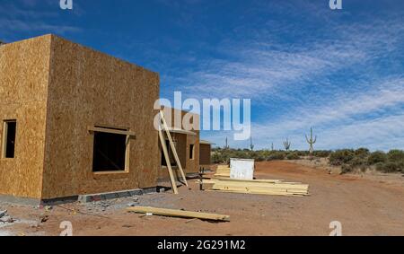 Immagine paesaggistica di una nuova casa personalizzata in costruzione nel Nord Scottsdale AZ con Saguaro Cactus in background Foto Stock