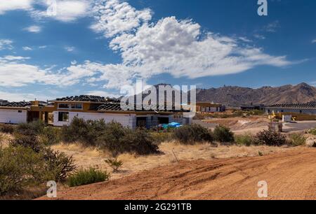 Immagine paesaggistica di una nuova casa personalizzata in costruzione nel Nord Scottsdale AZ con Montagne in background. Foto Stock