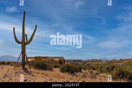 Immagine paesaggistica di una nuova casa personalizzata in costruzione nel Nord Scottsdale AZ con Saguaro Cactus Foto Stock