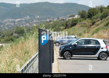 Macchina automatica parchimetro istalled su strada estiva spiaggia, tecnologia a pagamento Foto Stock