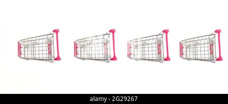 Mini carrelli per lo shopping, mini carrelli per lo shopping in piano su isolato sfondo bianco, vista dall'alto. Foto Stock