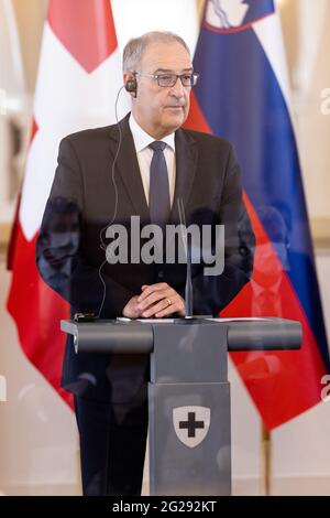 Lubiana, Slovenia. 09 giugno 2021. Il presidente della Svizzera Guy Parmelin partecipa a una conferenza stampa nel palazzo presidenziale di Lubiana durante la sua visita ufficiale di due giorni nel paese. Il Presidente della Svizzera Guy Parmelin ha avuto una visita ufficiale di due giorni in Slovenia per colloqui con il presidente sloveno sulle relazioni tra i paesi e le relazioni tra la Svizzera e l'UE. (Foto di Luka Dakskobler/SOPA Images/Sipa USA) Credit: Sipa USA/Alamy Live News Foto Stock