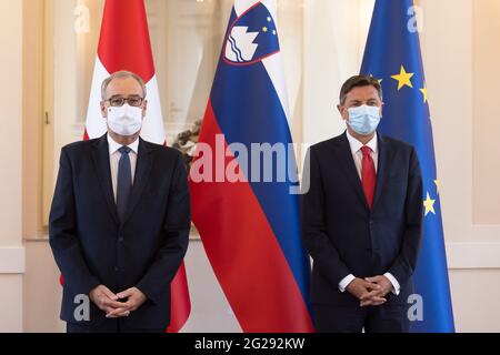 Lubiana, Slovenia. 09 giugno 2021. Il presidente della Svizzera Guy Parmelin (L) e il presidente sloveno Borut Pahor si riuniscono per una foto nel palazzo presidenziale di Lubiana. Il Presidente della Svizzera Guy Parmelin ha avuto una visita ufficiale di due giorni in Slovenia per colloqui con il presidente sloveno sulle relazioni tra i paesi e le relazioni tra la Svizzera e l'UE. (Foto di Luka Dakskobler/SOPA Images/Sipa USA) Credit: Sipa USA/Alamy Live News Foto Stock