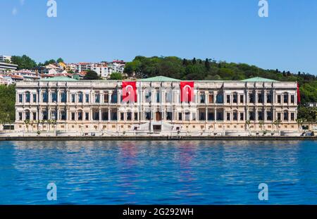 Ortakoy, Istanbul, Turchia 19 maggio 2021: Ciragan Palace Kempinski Hotel a Ortakoy, Istanbul, decorato da bandiere turche dovute a Giovent e Sport Nat Foto Stock