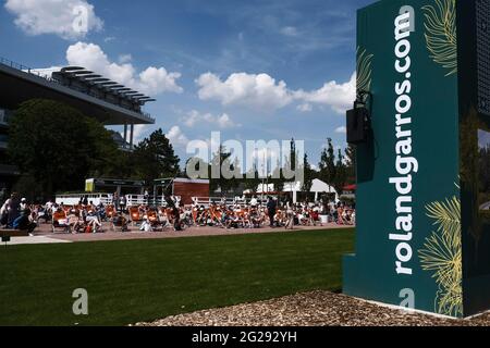 Parigi, Francia. 09 giugno 2021. Tennis: Grand Slam, apertura francese. I visitatori si siedono davanti a uno schermo nel sito del torneo. A causa delle nuove regole di Corona dal 9 giugno 2021, più persone sono autorizzate a entrare di nuovo nello Stade Roland Garros. Inoltre, poiché il coprifuoco di Parigi inizia ora solo alle 23.00, 5000 spettatori sono ammessi al Centre Court. Credit: Frank Molter/dpa/Alamy Live News Foto Stock