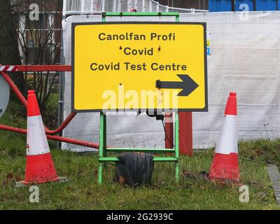 Coronavirus Covid 19 - segnali di avvertimento nel centro di Wrexham durante la pandemia. Cartello Covid Testing Center Foto Stock