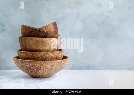 Elegante sfondo cucina con utensili da cucina su piano di marmo, spazio vuoto per il testo, vista frontale. Spazio di cottura minimo con stoviglie. Foto Stock