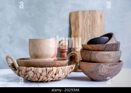 Elegante sfondo cucina con utensili da cucina su piano di marmo. Foto Stock