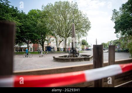 Emden, Germania. 09 giugno 2021. Le sedie bloccate si trovano sulla piazza del mercato. Dopo settimane con una situazione di corona tesa, la città di Emden non è più considerata un comune ad alta incidenza da questo Venerdì (0 ore). La città portuale della Frisia orientale è rimasta al di sotto di un'incidenza di sette giorni di 100 per il quinto giorno lavorativo consecutivo di mercoledì, secondo l'amministrazione cittadina. Di conseguenza, il coprifuoco definito nel cosiddetto freno di emergenza federale deve essere tolto dal venerdì. Credit: Sina Schuldt/dpa/Alamy Live News Foto Stock