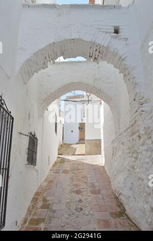 Antichi archi di ferro di cavallo in una strada moresca a Comares, Spagna Foto Stock