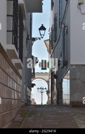 Strada tipica nella città andalusa di Comares, Spagna Foto Stock