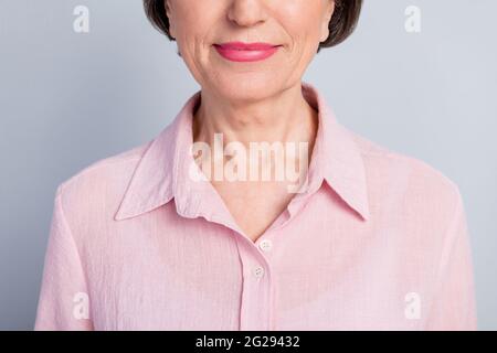 Vista ravvicinata ritagliata ritratto di attraente carriera donna di mezza età allegra isolato su sfondo grigio color pastello Foto Stock