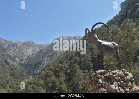 Statua nel parco naturale omaggio alla capra Iberica dei Pirenei, Alcaucin, Spagna Foto Stock