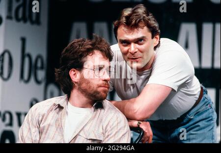 l-r: Tom Hulce (Ned Weeks),Stuart Milligan (Tommy Boatwright) nel CUORE NORMALE di Larry Kramer al Teatro Albery, Londra WC2 20/05/1986 a Royal Court Theatre Production design: Geoff Rose lighting: Gerry Jenkinson regista: David Hayman Foto Stock