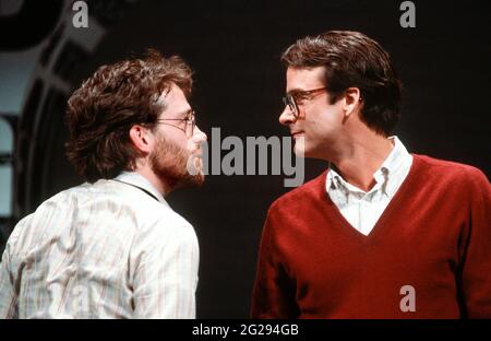 l-r: Tom Hulce (Ned Weeks), John Terry (Bruce Niles) nel CUORE NORMALE di Larry Kramer all'Albery Theatre, Londra WC2 20/05/1986 un Royal Court Theatre design di produzione: Geoff Rose illuminazione: Gerry Jenkinson regista: David Hayman Foto Stock