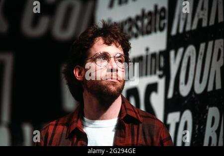 Tom Hulce (Ned Weeks) nel CUORE NORMALE di Larry Kramer all'Albery Theatre, Londra WC2 20/05/1986 un Royal Court Theatre design di produzione: Geoff Rose illuminazione: Gerry Jenkinson regista: David Hayman Foto Stock