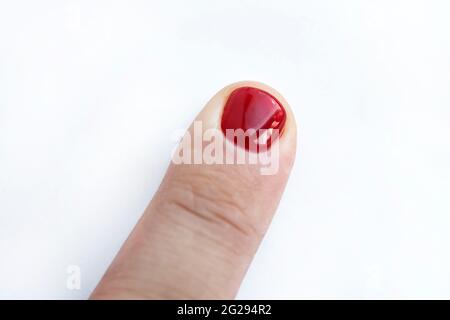 Un uomo con unghie dipinte. Disegno di chiodi maschi. Uomini manicure isolato su uno sfondo bianco. Foto Stock