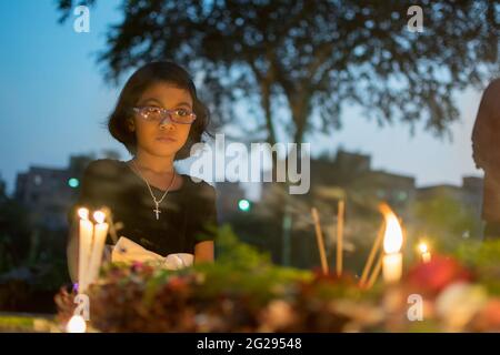 KOLKATA, BENGALA OCCIDENTALE , INDIA - 2 NOVEMBRE 2014 : bambino sconosciuto che ricorda il parente al ricordo 'all anime day' al vecchio cimitero a South Park Str Foto Stock