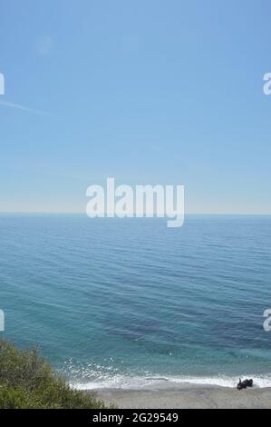 Spiaggia mediterranea con acque cristalline turchesi Foto Stock
