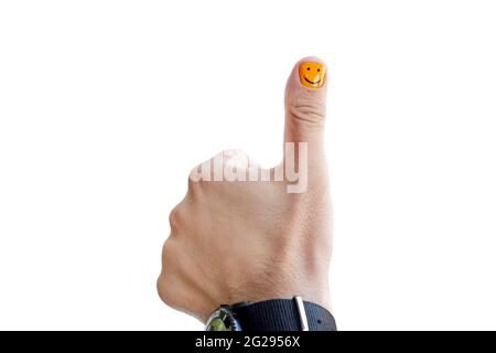 Un uomo con unghie dipinte. Disegno di unghie maschili. Manicure uomo isolato su sfondo bianco. Pollici su un gesto su sfondo bianco Foto Stock