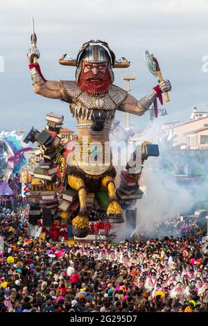 Viareggio, Italia. 23 Feb 2020. La prima categoria di carri allegorici 'Beata ignoranza' di Roberto Vannucci (Foto di Federico Neri/Pacific Press/Sipa USA) Credit: Sipa USA/Alamy Live News Foto Stock