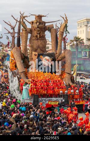 Viareggio, Italia. 23 Feb 2020. La seconda categoria di carri allegorici 'if i was Fire' di Luciano Tomei (Foto di Federico Neri/Pacific Press/Sipa USA) Credit: Sipa USA/Alamy Live News Foto Stock