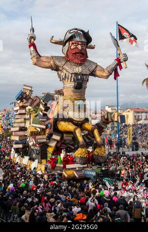 Viareggio, Italia. 23 Feb 2020. La prima categoria di carri allegorici 'Beata ignoranza' di Roberto Vannucci (Foto di Federico Neri/Pacific Press/Sipa USA) Credit: Sipa USA/Alamy Live News Foto Stock