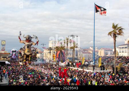 Viareggio, Italia. 23 Feb 2020. La prima categoria di carri allegorici 'Beata ignoranza' di Roberto Vannucci (Foto di Federico Neri/Pacific Press/Sipa USA) Credit: Sipa USA/Alamy Live News Foto Stock