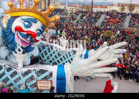 Viareggio, Italia. 23 Feb 2020. La prima categoria allegorica float 'Hug me is Carnival' di Fabrizio Galli (Foto di Federico Neri/Pacific Press/Sipa USA) Credit: Sipa USA/Alamy Live News Foto Stock