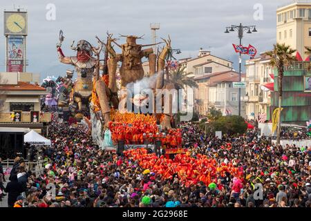 Viareggio, Italia. 23 Feb 2020. La seconda categoria di carri allegorici 'if i was Fire' di Luciano Tomei (Foto di Federico Neri/Pacific Press/Sipa USA) Credit: Sipa USA/Alamy Live News Foto Stock