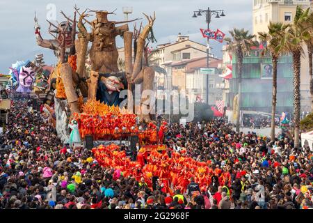 Viareggio, Italia. 23 Feb 2020. (Foto di Federico Neri/Pacific Press/Sipa USA) Credit: Sipa USA/Alamy Live News Foto Stock