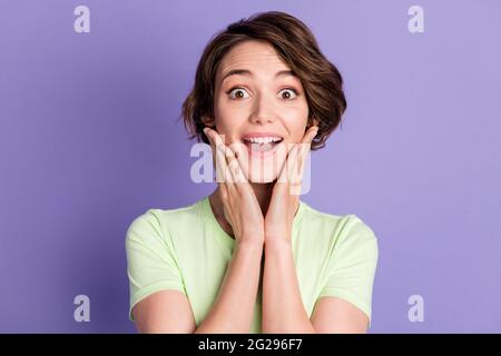 Primo piano ritratto di bella bella bella ragazza allegra sorpresa buona reazione di notizie isolato su viola brillante sfondo di colore viola Foto Stock