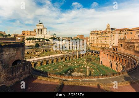 Roma, Italia. Monumento a Vittorio Emanuele II, noto anche come il Vittoriano, visto dal Foro di Traiano. Il centro storico di Roma è un mondo UNESCO Foto Stock
