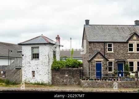 Piccolo cottage lungo il Monhuthshire e Brecon Canal, vicino a Brecon, Powys, Galles, Regno Unito, Foto Stock