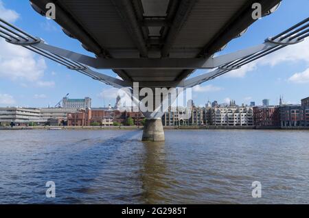 Sotto il Millennium Bridge che si affaccia sul Tamigi in una giornata di sole. Londra - 5 giugno 2021 Foto Stock