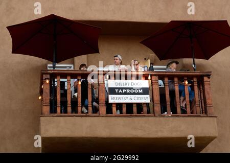 Una coppia può gustare le sue birre e la vista da un patio di taproom di secondo piano a Santa Fe, New Mexico. Foto Stock