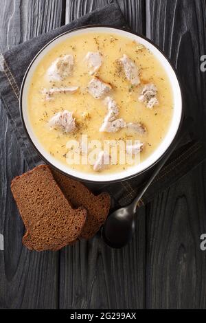 Artsopa è una zuppa svedese che è prevalentemente piselli spezzati gialli e carne da vicino nel piatto sul tavolo. Vista dall'alto verticale Foto Stock