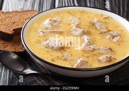 Zuppa svedese classica di piselli Artsoppa cotta a partire da piselli spezzati gialli e carne da vicino nel piatto sul tavolo. Orizzontale Foto Stock