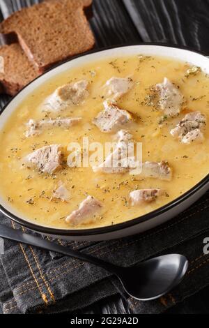 Zuppa di piselli Artsoppa le ricette culinarie svedesi si avvicinano nel piatto sul tavolo. Verticale Foto Stock