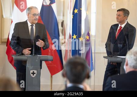 Lubiana, Slovenia. 09 giugno 2021. Il presidente della Svizzera Guy Parmelin (L) e il presidente sloveno Borut Pahor tengono una conferenza stampa nel palazzo presidenziale di Lubiana. Il Presidente della Svizzera Guy Parmelin ha avuto una visita ufficiale di due giorni in Slovenia per colloqui con il presidente sloveno sulle relazioni tra i paesi e le relazioni tra la Svizzera e l'UE. Credit: SOPA Images Limited/Alamy Live News Foto Stock