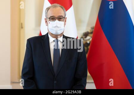 Lubiana, Slovenia. 09 giugno 2021. Il presidente della Svizzera Guy Parmelin si pone per una foto prima di parlare con il presidente sloveno Borut Pahor nel palazzo presidenziale di Lubiana. Il Presidente della Svizzera Guy Parmelin ha avuto una visita ufficiale di due giorni in Slovenia per colloqui con il presidente sloveno sulle relazioni tra i paesi e le relazioni tra la Svizzera e l'UE. Credit: SOPA Images Limited/Alamy Live News Foto Stock