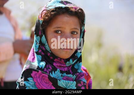 Taiz   Yemen   09 Feb 2017 : UNA ragazza vive all'aperto con la sua famiglia in un campo per sfollati nello Yemen. Foto Stock