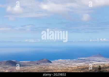 Nuvole in un cielo blu sopra l'Oceano Atlantico, El Medano e Montana Roja sulla costa orientale visto da Las Vegas, Tenerife, Isole Canarie, Spagna Foto Stock