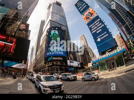 La Borsa di Nasdaq è decorata per l'offerta pubblica iniziale di Marqeta a Times Square a New York mercoledì 9 giugno 2021. Marqeta è una società di elaborazione di carte che consente alle aziende di elaborare carte Visa e Mastercard senza dover impegnare una banca tradizionale. (Foto di Richard B. Levine) Foto Stock