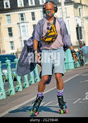 Pattinaggio a rotelle lungo il lungomare di Brighton Foto Stock