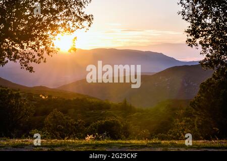 Paesaggio estivo in campo con montagne al tramonto in Francia Foto Stock