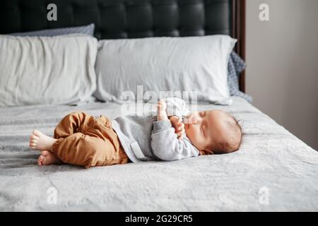 Closeup di adorabile bambino asiatico neonato cinese addormentato a casa. Foto Stock