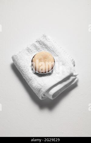 Sapone fresco naturale o shampoo bar solido vista dall'alto. Concetto di cosmetico organico Foto Stock