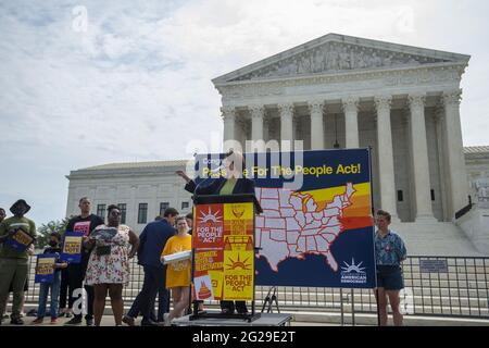 Washington, Stati Uniti. 09 giugno 2021. La gente si riunisce a sostegno del for the People Act, un disegno di legge destinato ad ampliare i diritti di voto, al di fuori della Corte Suprema di Washington, DC, mercoledì 9 giugno 2021. Foto di Bonnie Cash/UPI Credit: UPI/Alamy Live News Foto Stock