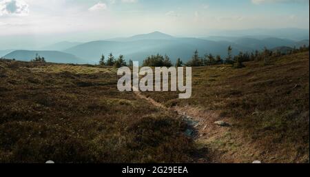 Vista dalla vetta di Králický Sn?žník al tramonto, Czarna Góra Foto Stock